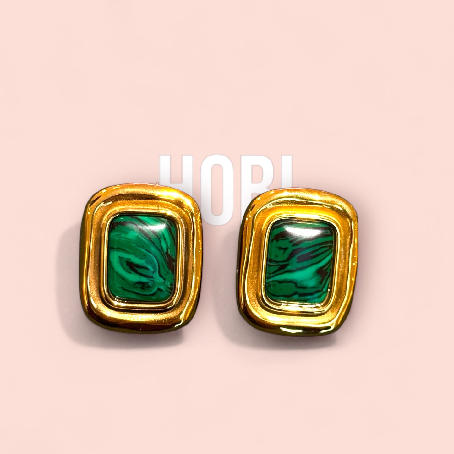 Les boucles d'oreilles HOBI