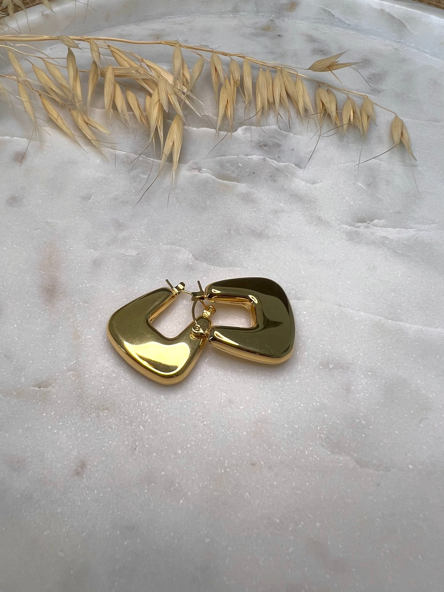 Les boucles d'oreilles KELSY