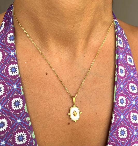 The LOLA necklace
